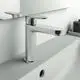 Waschtischarmatur von Ideal Standard in Chrom mit einem flachen Hebel und schmalem Auslauf, montiert auf einer hellen Waschtischplatte vor einem Spiegel.